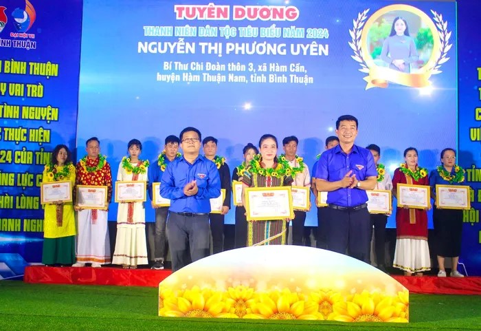 soi-noi-ngay-hoi-thanh-nien-dan-toc-ton-giao-o-tinh-binh-thuan-va-tinh-tien-giang