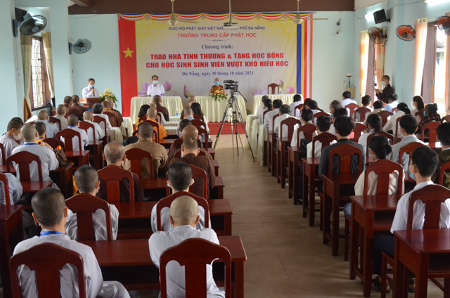 truong-trung-cap-phat-hoc-da-nang-trao-nha-tinh-thuong-va-phat-hoc-bong-cho-hoc-sinh-sinh-vien-vuot-kho-hieu-hoc