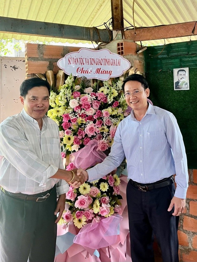 lanh-dao-so-dan-toc-va-ton-giao-tinh-gia-lai-tham-chuc-mung-dai-le-ta-on-100-nam-dong-chua-cuu-the-hien-dien-tai-viet-nam
