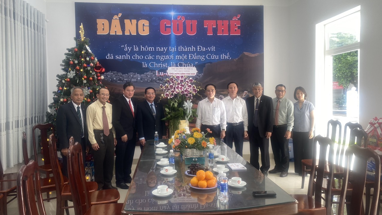 thu-truong-bo-noi-vu-vu-chien-thang-tham-chuc-mung-hoi-thanh-tin-lanh-viet-nam-mien-nam-nhan-le-giang-sinh-nam-2023-tai-tinh-dak-lak