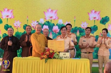 tang-ni-phat-tu-tinh-long-an-dong-hanh-cung-canh-sat-giao-thong-bao-dam-trat-tu-an-toan-giao-thong