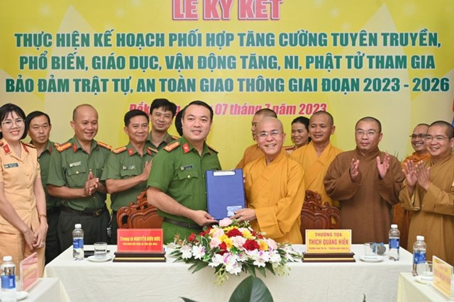 tuyen-truyen-van-dong-tang-ni-phat-tu-tham-gia-dam-bao-an-toan-giao-thong