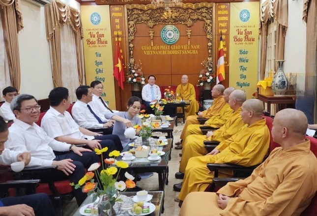 lanh-dao-ban-tuyen-giao-va-dan-van-trung-uong-chuc-mung-giao-hoi-phat-giao-viet-nam-nhan-dai-le-vu-lan-phat-lich-2569-duong-lich-2025