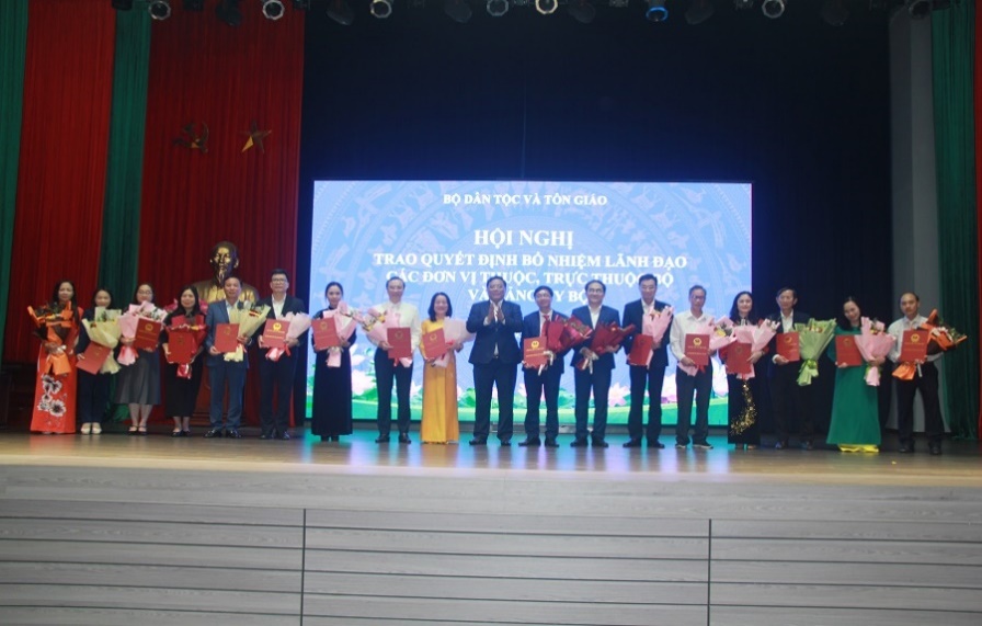 hoi-nghi-trao-quyet-dinh-bo-nhiem-lanh-dao-cac-vu-don-vi-truc-thuoc-bo-dan-toc-va-ton-giao