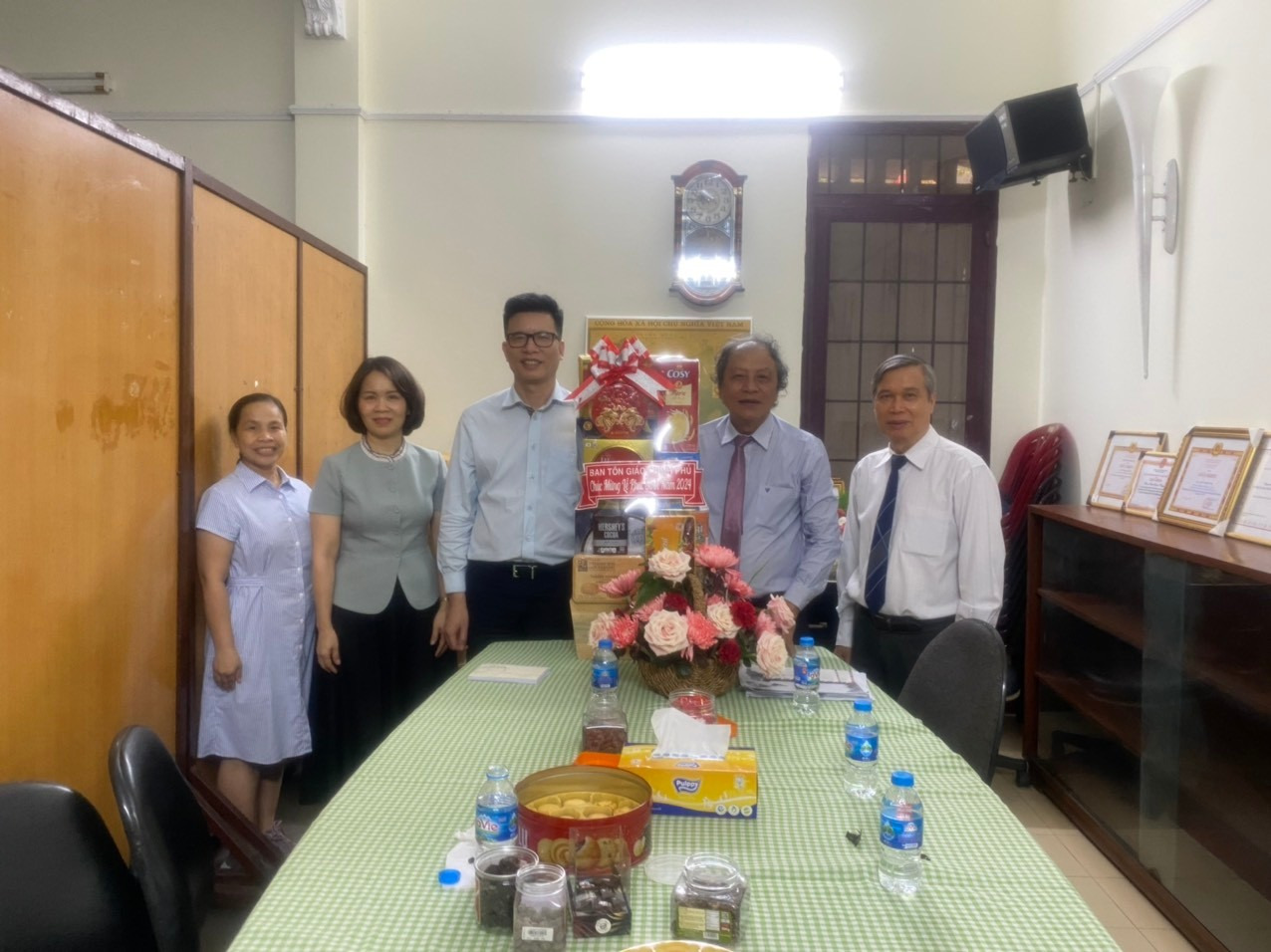 pho-truong-ban-ban-ton-giao-chinh-phu-nguyen-tien-trong-tham-chuc-mung-to-chuc-chuc-sac-chuc-viec-dao-tin-lanh-nhan-dip-le-phuc-sinh-nam-2024