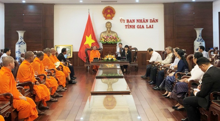 dai-dien-chinh-quyen-va-phat-giao-tinh-gia-lai-tiep-doan-so-le-nghi-ton-giao-tinh-ratanakiri-vuong-quoc-campuchia