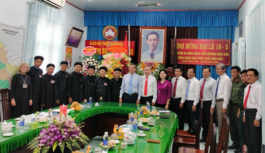doan-cong-tac-tinh-an-giang-chuc-mung-nhan-ky-niem-84-nam-ngay-khai-sang-dao-phat-giao-hoa-hao