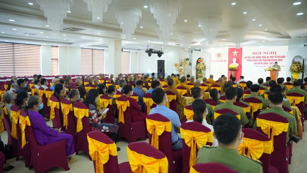 cong-an-tinh-quang-ninh-bieu-duong-tang-ni-phat-tu-tieu-bieu-trong-phong-trao-toan-dan-bao-ve-an-ninh-to-quoc