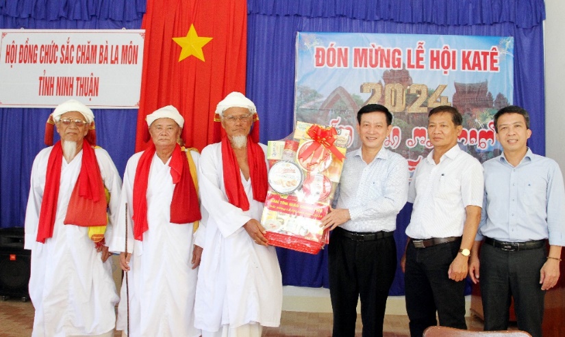 pho-truong-ban-ban-ton-giao-chinh-phu-nguyen-anh-chuc-chuc-mung-hoi-dong-chuc-sac-cham-ba-la-mon-tinh-ninh-thuan-nhan-dip-le-hoi-ka-te-2024