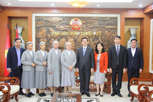 pho-truong-ban-ban-ton-giao-chinh-phu-nguyen-anh-chuc-tiep-doan-nu-tu-dong-thanh-phao-lo-thanh-chartres