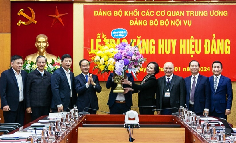 le-trao-tang-huy-hieu-30-nam-tuoi-dang-cho-bo-truong-bo-noi-vu-pham-thi-thanh-tra-va-thu-truong-bo-noi-vu-vu-chien-thang