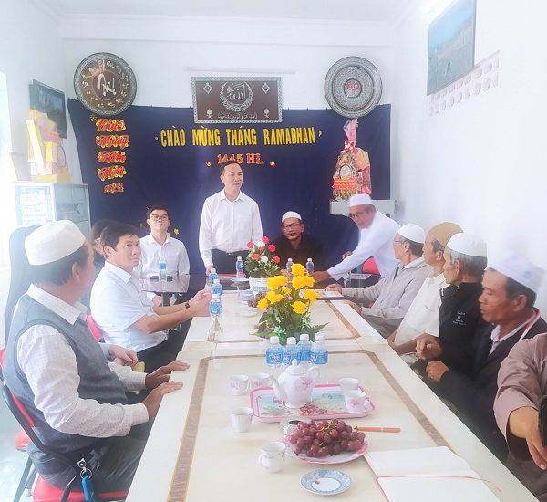 ong-vu-hoai-bac-truong-ban-ton-giao-chinh-phu-tham-chuc-tet-cac-to-chuc-ton-giao-trong-dong-bao-cham-tinh-ninh-thuan