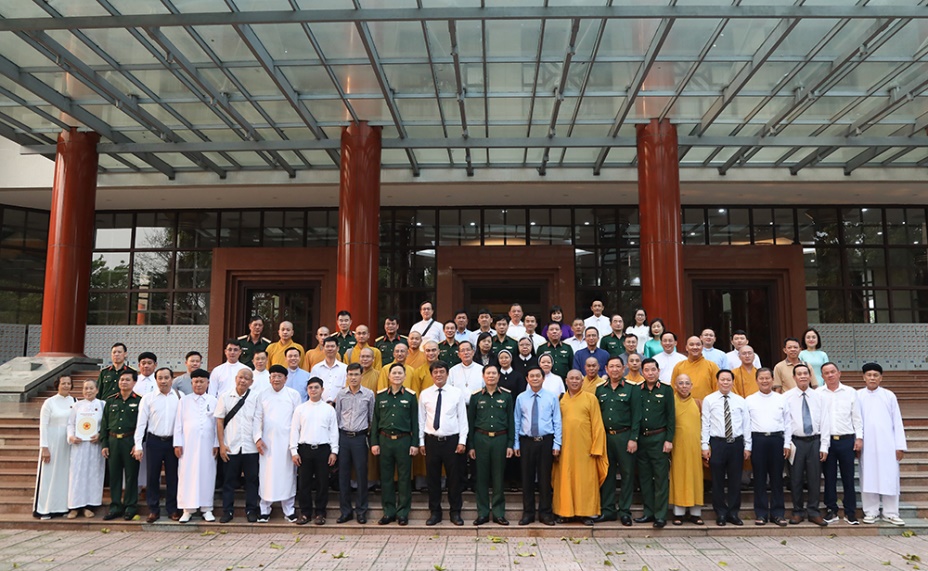 thu-truong-bo-quoc-phong-nguyen-tan-cuong-gap-mat-doan-dai-bieu-chuc-sac-ton-giao-tieu-bieu-tinh-binh-duong