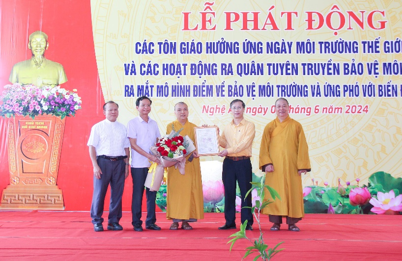 le-phat-dong-cac-ton-giao-huong-ung-ngay-moi-truong-the-gioi-va-ra-mat-mo-hinh-diem-chua-an-thai-tinh-nghe-an-ve-bao-ve-moi-truong-va-ung-pho-voi-bien-doi-khi-hau