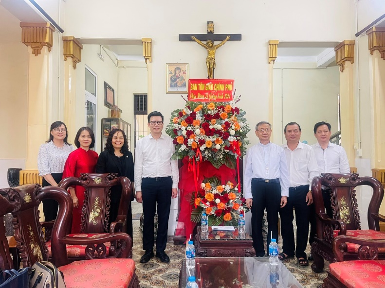 pho-truong-ban-ban-ton-giao-chinh-phu-nguyen-tien-trong-tham-va-chuc-mung-giang-sinh-nam-2024