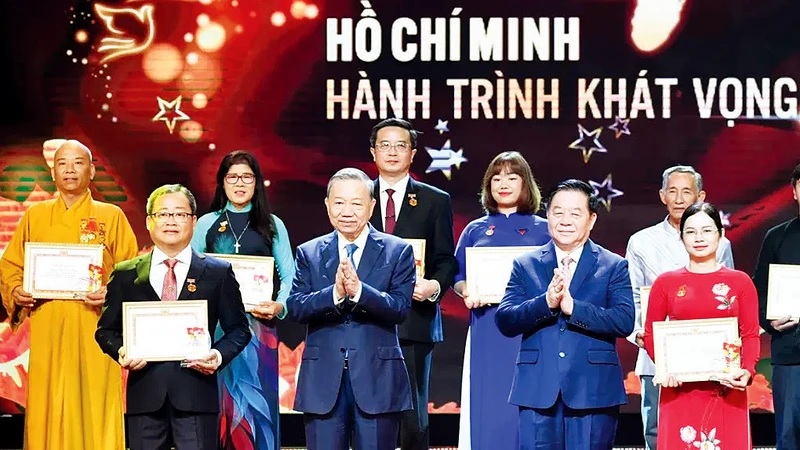 tuyen-duong-mo-hinh-khai-thac-hieu-qua-khong-gian-van-hoa-ho-chi-minh-trong-dong-bao-nguoi-hoa-va-dong-bao-co-dao-tren-dia-ban-quan-11-thanh-pho-ho-chi-minh