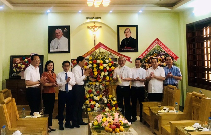 lanh-dao-ban-dan-van-trung-uong-chuc-mung-le-phuc-sinh-toa-giam-muc-giao-phan-ha-tinh