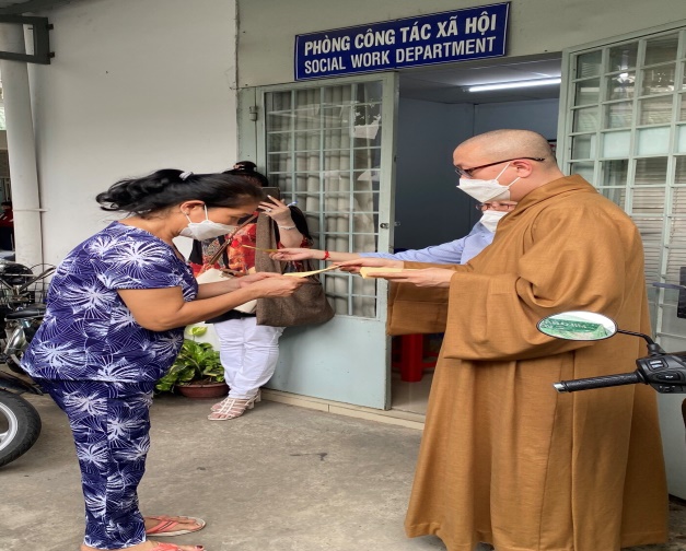 chua-long-hoa-tinh-ben-tre-tham-tang-qua-tai-benh-vien-ung-buou-thanh-pho-ho-chi-minh