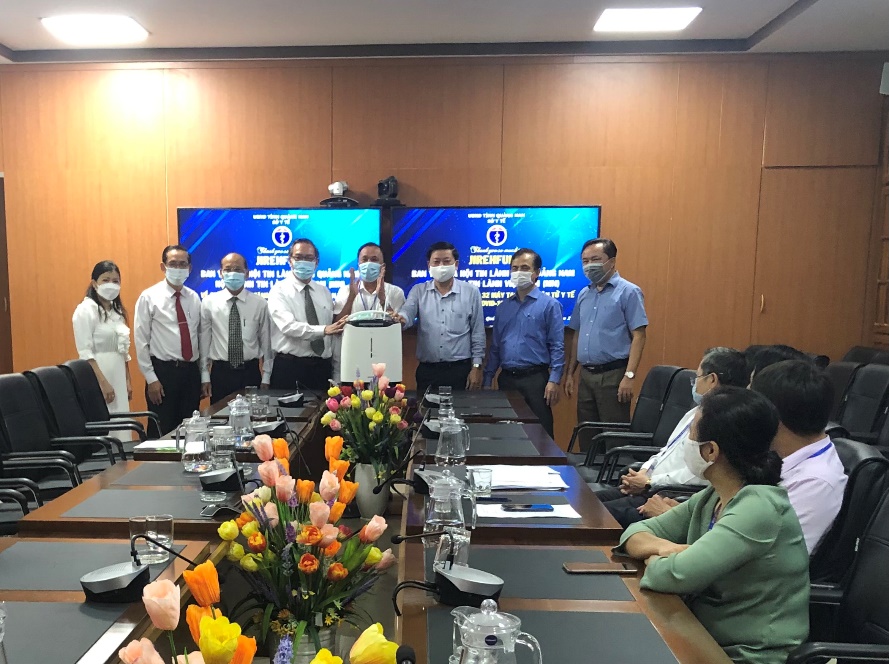 ban-y-te-xa-hoi-tin-lanh-tinh-quang-nam-trao-32-may-tao-oxy-ho-tro-dieu-tri-benh-nhan-covid-19