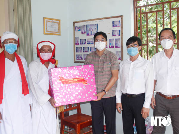 dong-bao-cham-binh-thuan-don-tet-kate
