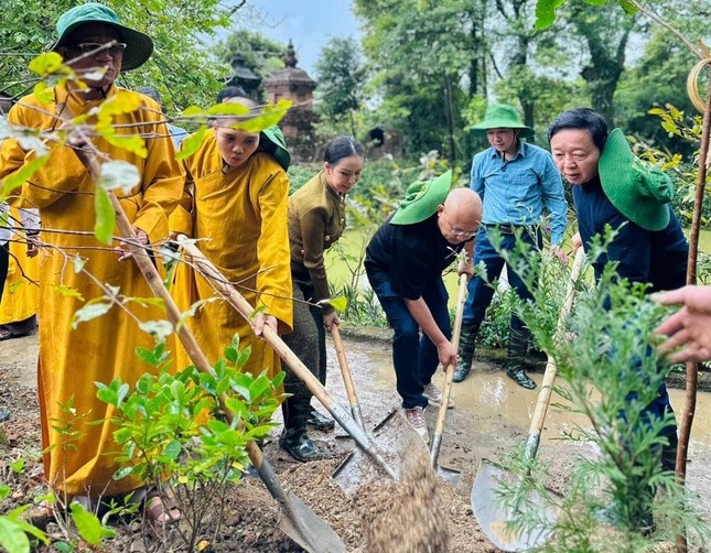 pho-thu-tuong-chinh-phu-tran-hong-ha-du-le-phat-cau-nguyen-quoc-thai-dan-an-va-tham-gia-ke-hoach-trong-1000-cay-xich-tung-tai-yen-tu-tinh-quang-ninh