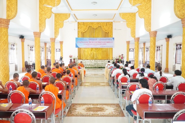 30-tang-sinh-phat-tu-nam-tong-tinh-kien-giang-tham-gia-lop-trung-cap-luat