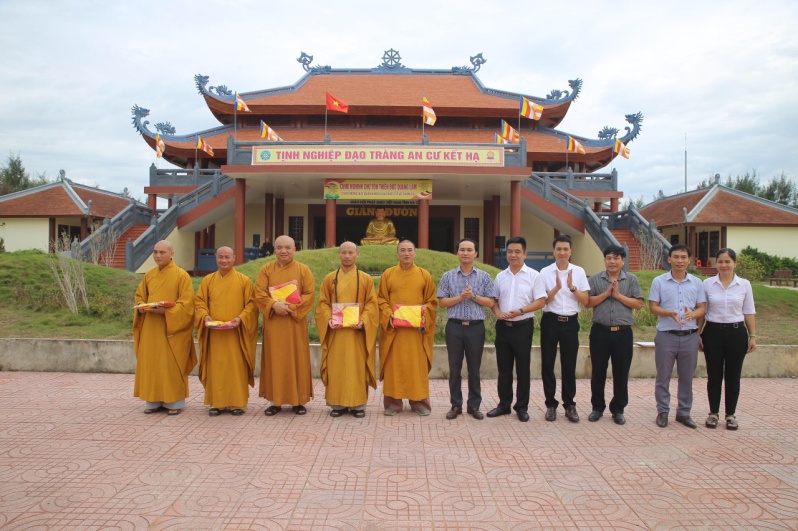 cong-tac-dan-van-trong-khoi-day-va-phat-huy-gia-tri-van-hoa-dao-duc-cua-cac-ton-giao-o-ha-tinh