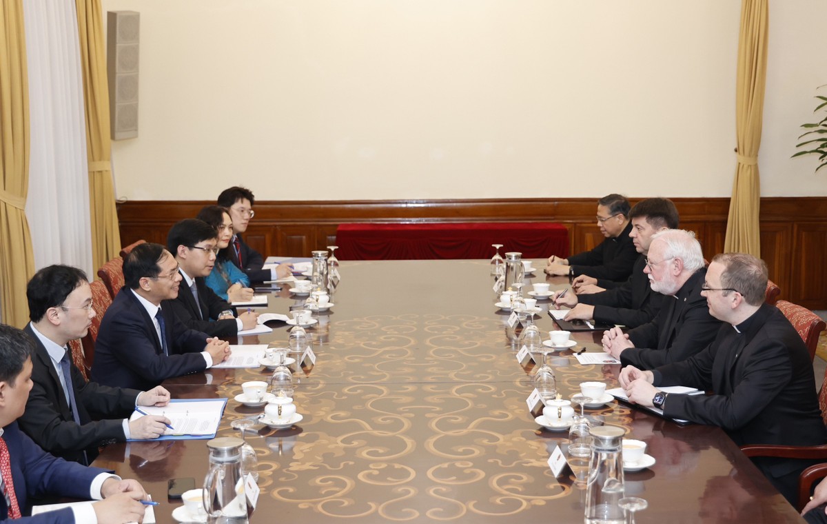 bo-truong-ngoai-giao-bui-thanh-son-tiep-bo-truong-ngoai-giao-toa-thanh-vatican-tong-giam-muc-paul-richard-gallagher