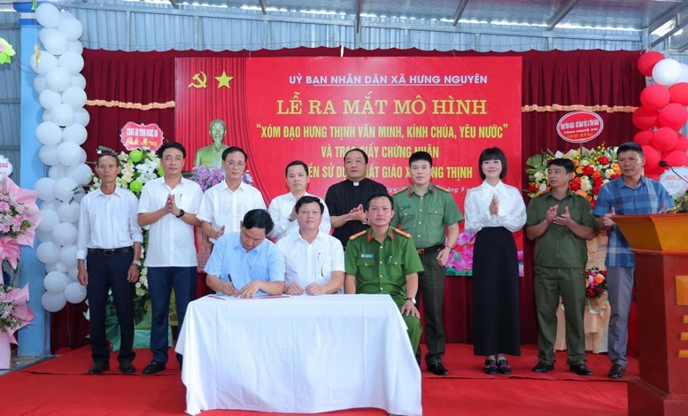 ra-mat-mo-hinh-xom-dao-hung-thinh-van-minh-kinh-chua-yeu-nuoc-tai-nghe-an