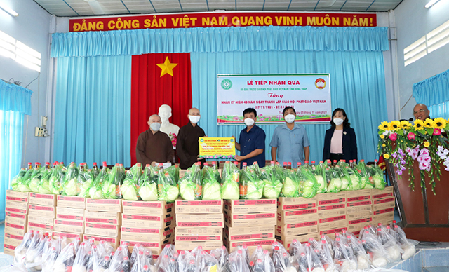 dong-thap-cac-to-chuc-ton-giao-trao-qua-cho-nguoi-dan-bi-anh-huong-boi-dich-covid-19