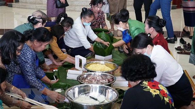 to-chuc-cac-chuong-trinh-don-tet-co-truyen-cho-kieu-bao-tai-lao
