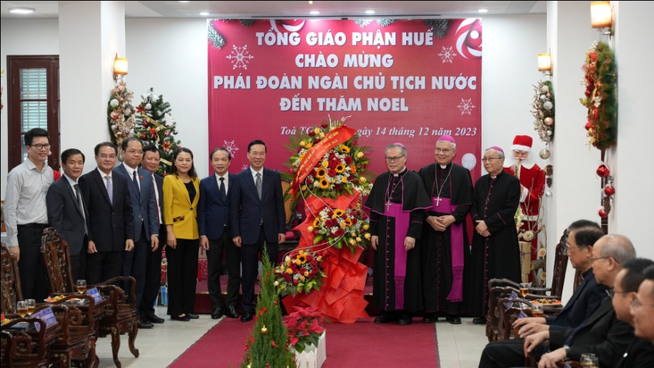 chu-tich-nuoc-vo-van-thuong-tham-chuc-mung-tong-giao-phan-hue-nhan-dip-giang-sinh-nam-2023