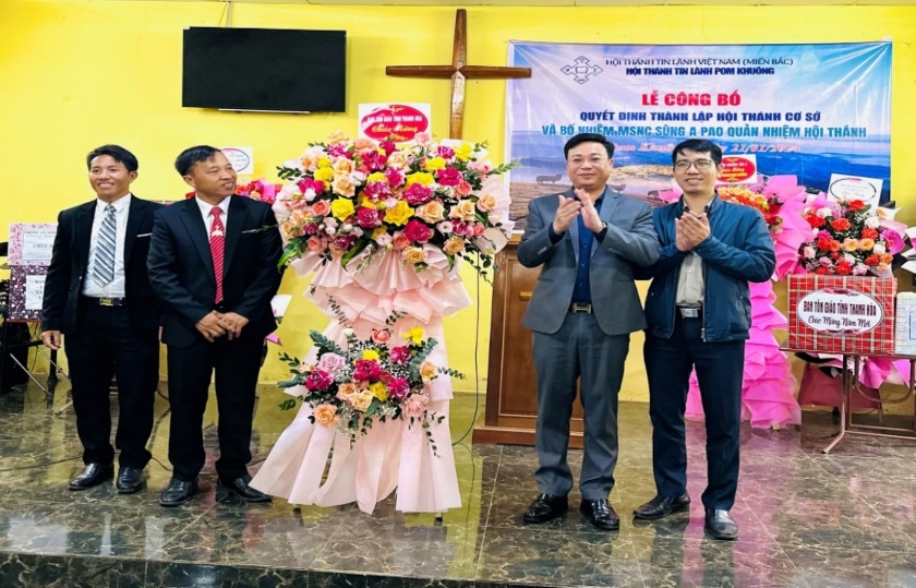 doan-cong-tac-ban-ton-giao-tinh-thanh-hoa-du-le-cong-bo-quyet-dinh-thanh-lap-hoi-thanh-co-so-va-tham-chuc-tet-trao-co-to-quoc-cho-co-so-ton-giao-tai-huyen-muong-lat