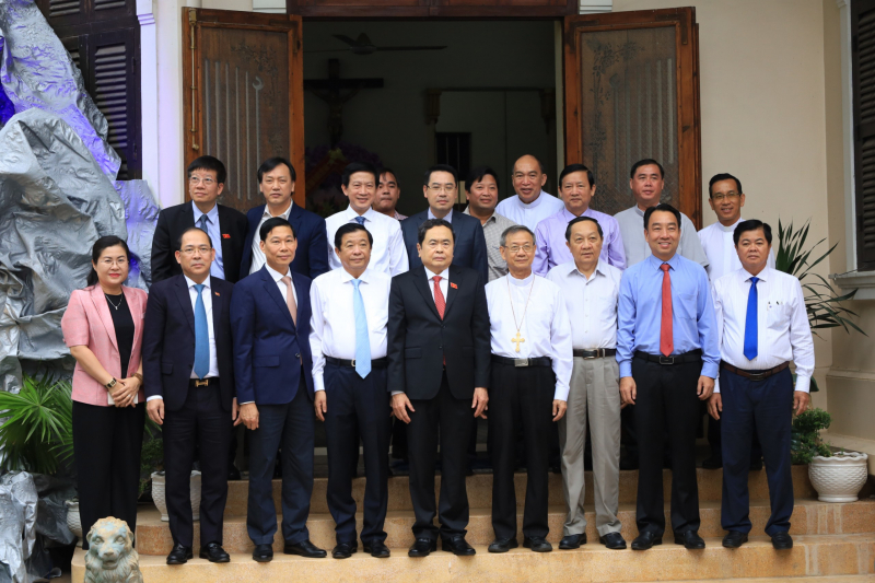 pho-truong-ban-ban-ton-giao-chinh-phu-nguyen-anh-chuc-tham-gia-doan-do-pho-chu-tich-thuong-truc-quoc-hoi-tran-thanh-man-chuc-mung-giang-sinh-tai-vinh-long