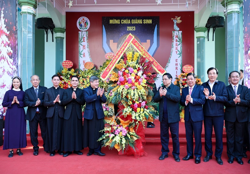 thu-tuong-chinh-phu-pham-minh-chinh-tham-chuc-mung-cac-linh-muc-va-dong-bao-cong-giao-tai-giao-xu-bac-giang-nhan-le-giang-sinh-nam-2023
