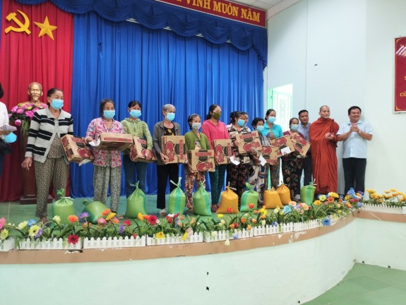 chua-giac-hoang-tinh-binh-duong-trao-qua-cho-ba-con-ngheo-nhan-mua-vu-lan