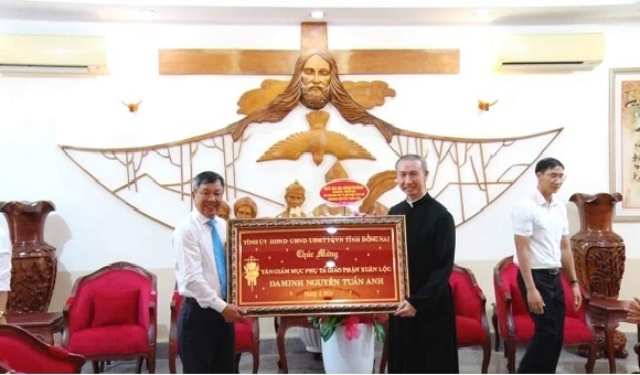 lanh-dao-tinh-dong-nai-tham-va-chuc-mung-tan-giam-muc-phu-ta-giao-phan-xuan-loc
