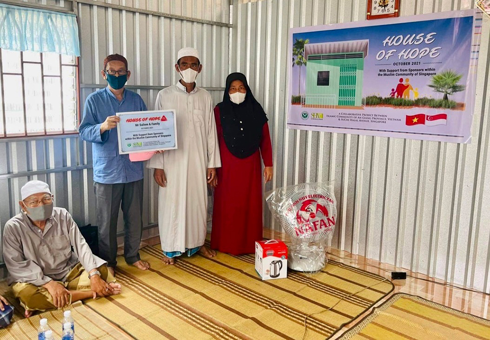 ban-dai-dien-cong-dong-hoi-giao-islam-tinh-an-giang-ban-giao-nha-dai-doan-ket-va-tang-qua-cac-ho-gia-dinh-kho-khan-tai-huyen-chau-phu-va-an-phu