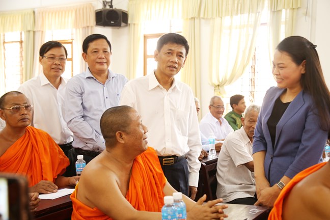pho-chu-tich-tong-thu-ky-uy-ban-trung-uong-mttqvn-nguyen-thi-thu-ha-tham-chuc-mung-dong-bao-dan-toc-khmer-tinh-soc-trang-hau-giang