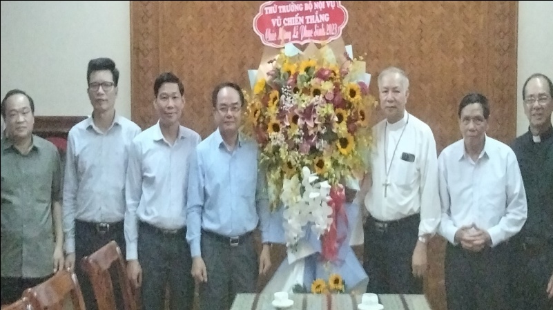thu-truong-bo-noi-vu-vu-chien-thang-tham-chuc-mung-le-phuc-sinh-2023-giao-phan-kon-tum