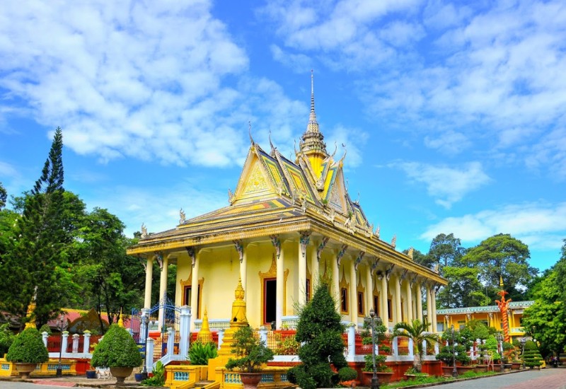ngoi-chua-khmer-xanh-o-thi-tran-chau-thanh-tinh-tra-vinh