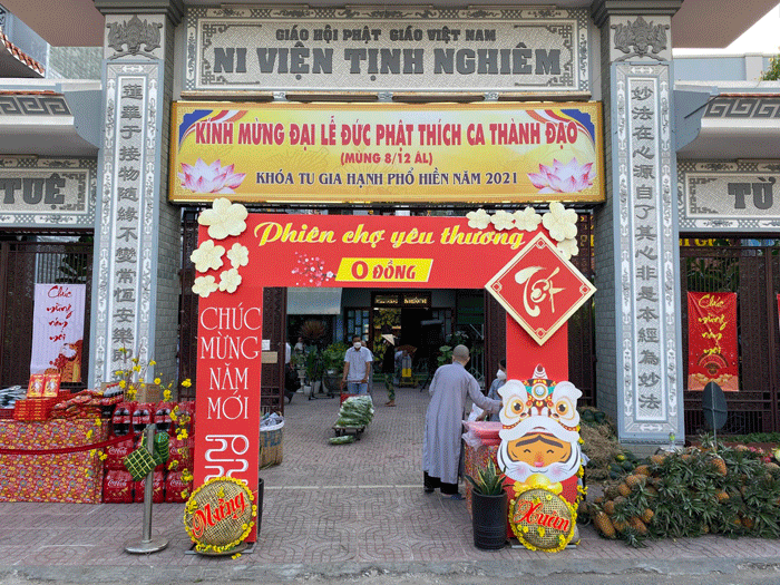 phat-giao-tinh-tien-giang-phan-ban-ni-gioi-to-chuc-phien-cho-yeu-thuong-va-ban-giao-nha-cho-nguoi-dan-ngheo