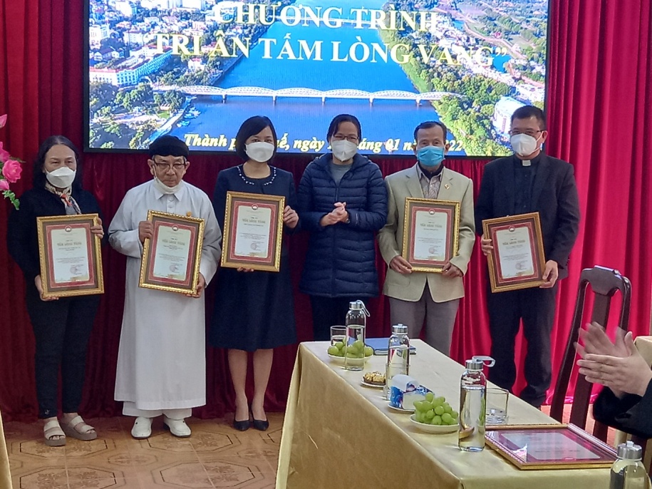 uy-ban-mat-tran-to-quoc-viet-nam-thanh-pho-hue-tri-an-cac-ca-nhan-to-chuc-co-nhieu-dong-gop-cho-cong-tac-phong-chong-dich-benh-covid-19