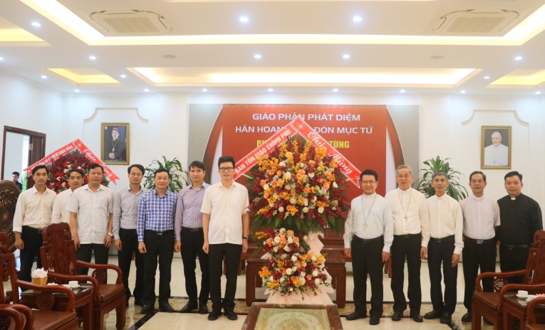 pho-truong-ban-ban-ton-giao-chinh-phu-tham-va-chuc-mung-tan-giam-muc-giao-phan-phat-diem