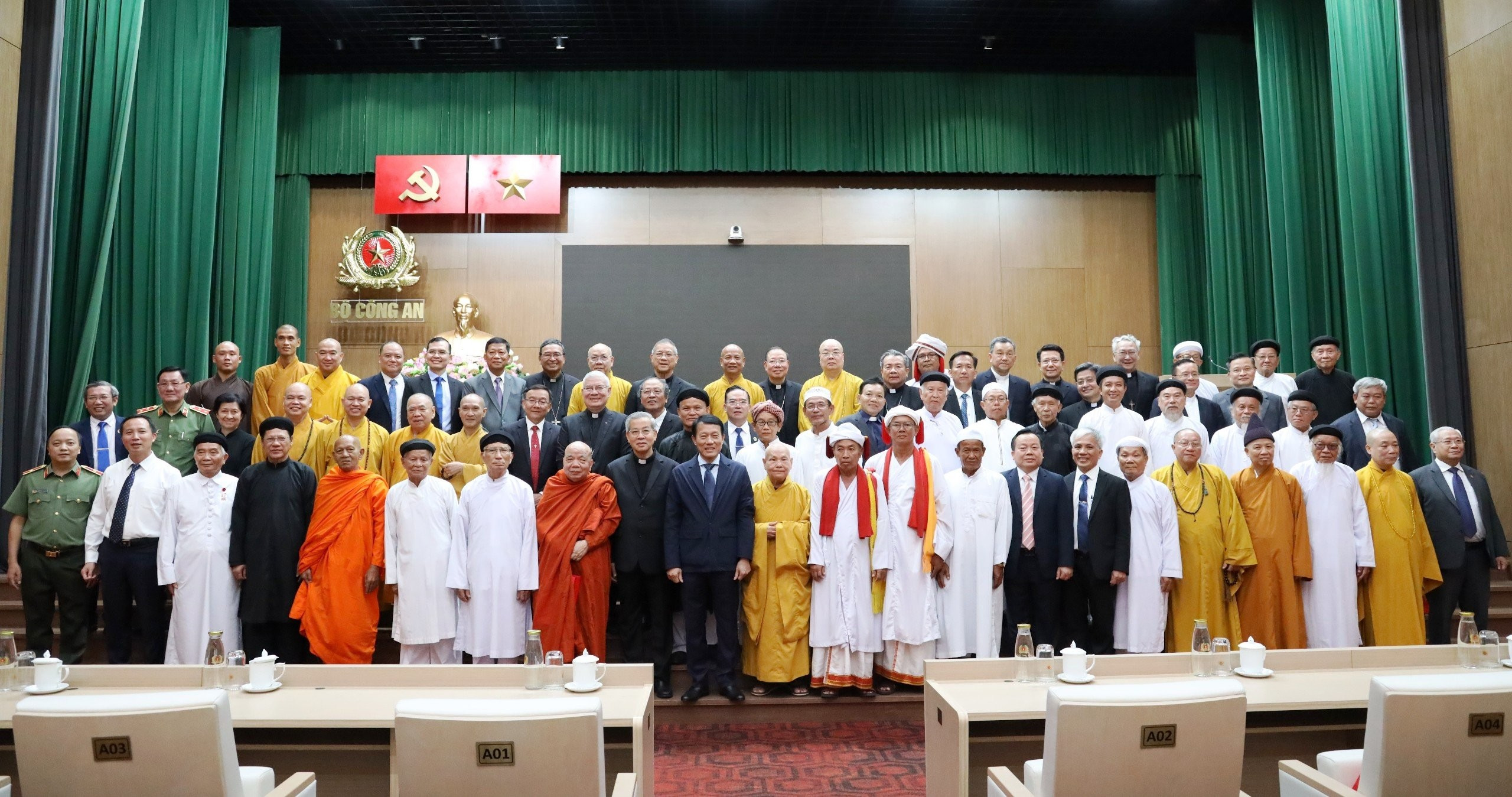 bo-truong-bo-cong-an-luong-tam-quang-gap-mat-doan-dai-bieu-cac-chuc-sac-lanh-dao-cac-to-chuc-ton-giao