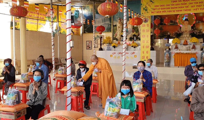 cac-tu-vien-o-tien-giang-tang-qua-va-thuoc-cho-nguoi-ngheo-va-benh-nhan-covid-19