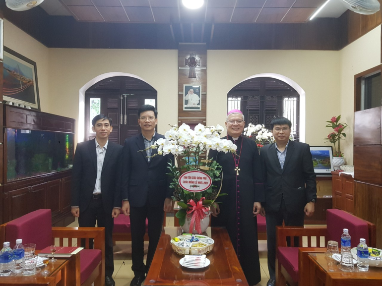 lanh-dao-ban-ton-giao-chinh-phu-tham-va-chuc-mung-giang-sinh-2021