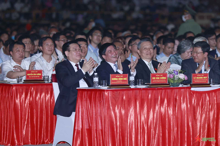 chu-tich-quoc-hoi-trao-quyet-dinh-cong-nhan-2-bao-vat-quoc-gia-tai-ha-nam