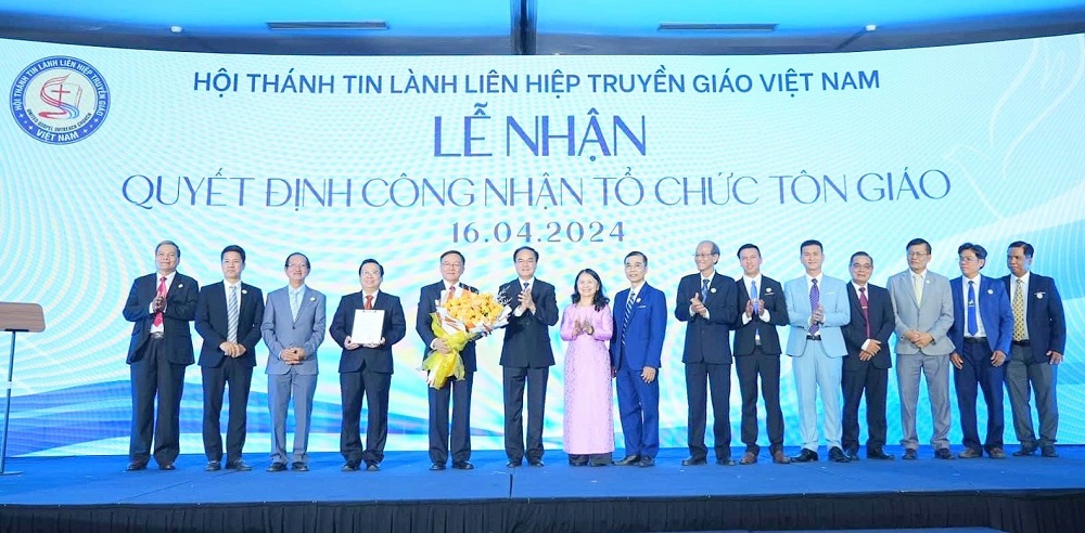 thu-truong-bo-noi-vu-vu-chien-thang-trao-quyet-dinh-cong-nhan-to-chuc-ton-giao-cho-hoi-thanh-tin-lanh-lien-hiep-truyen-giao-viet-nam