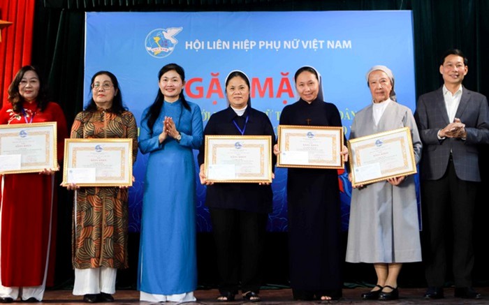 01-tap-the-va-06-nu-cong-giao-tieu-bieu-dat-thanh-tich-xuat-sac-nhan-khen-thuong-cua-hoi-lien-hiep-phu-nu-viet-nam